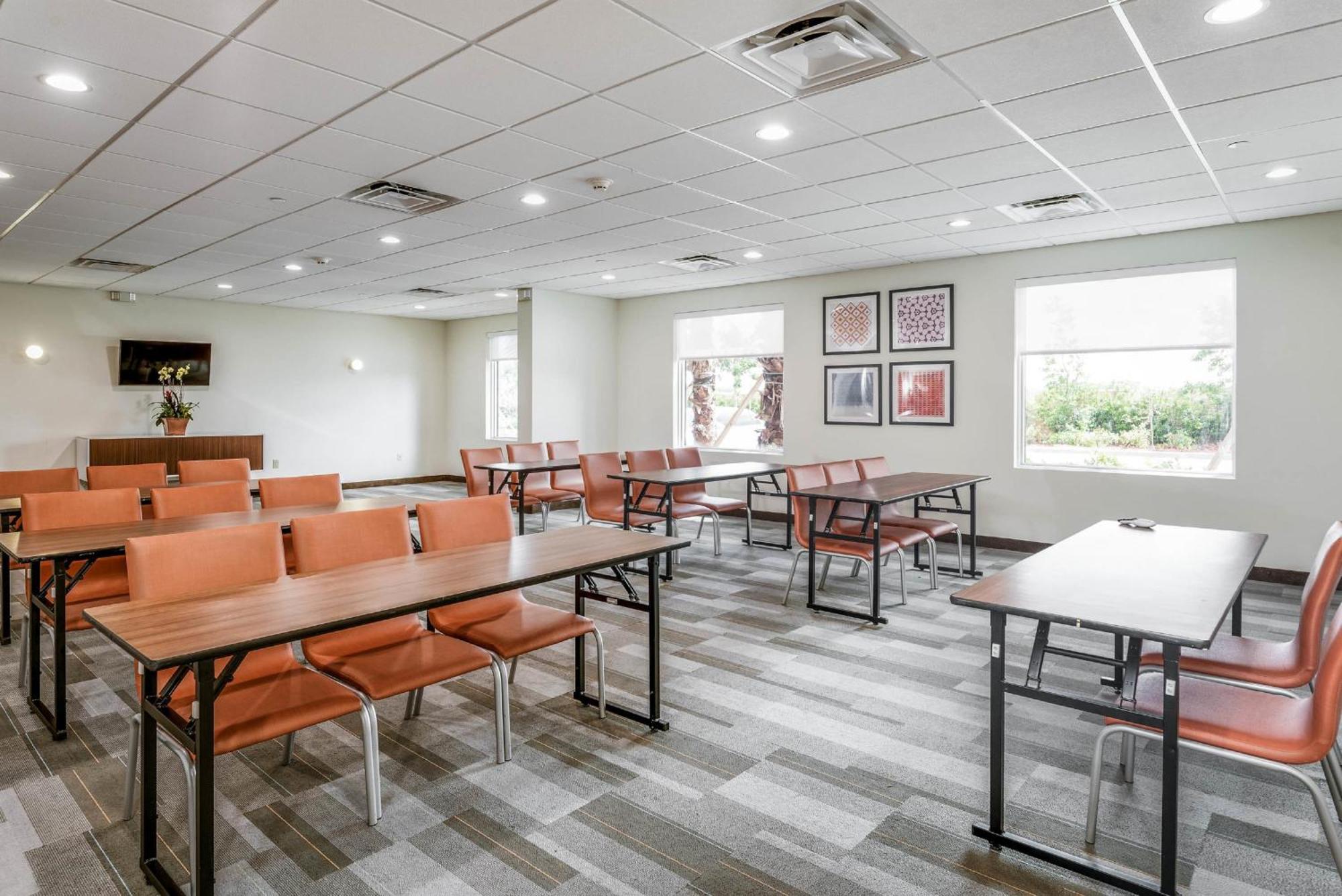 Holiday Inn Express & Suites Lantana By Ihg Exterior foto